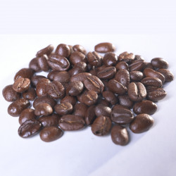 Zrna čerstvé kávy z Dominikánské republiky